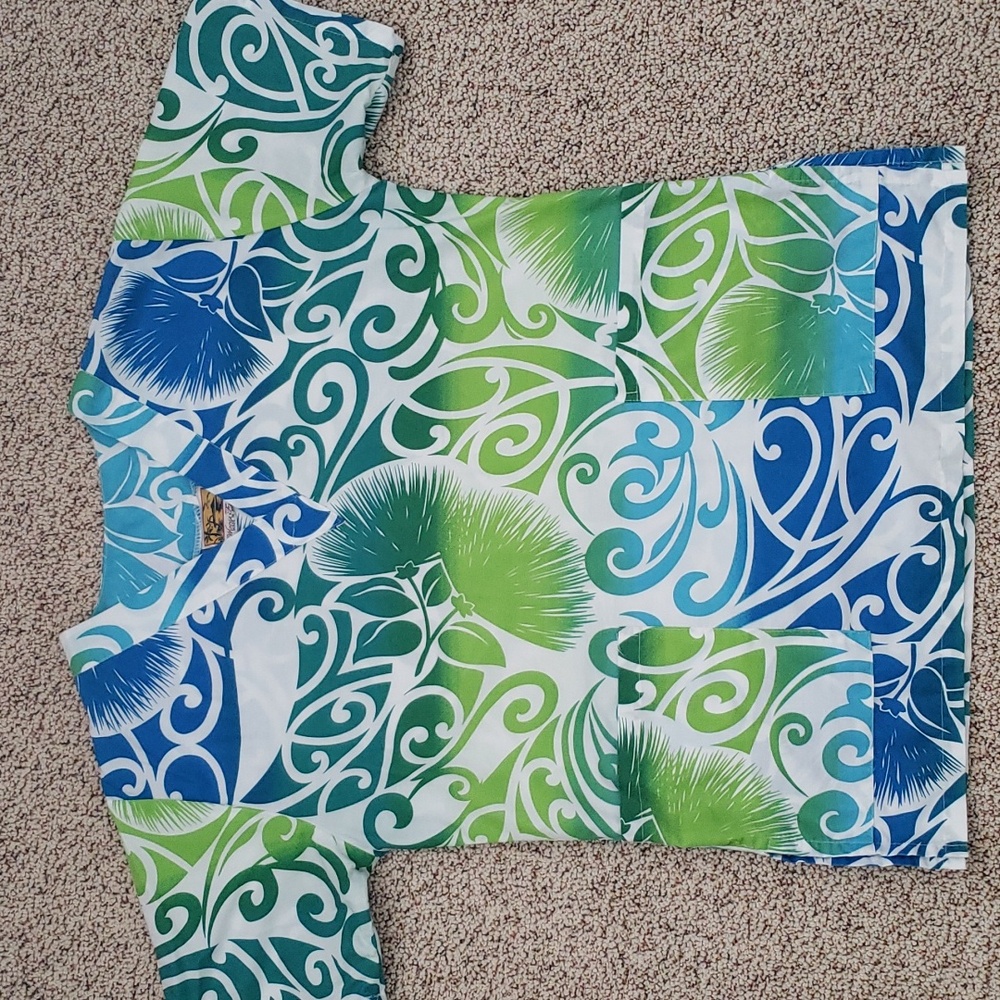 Small unisex Hawaiian patterned/design scrub top